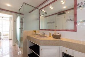 Douche, serviettes fournies