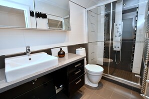 Kombinert dusj/badekar, hårføner og håndklær