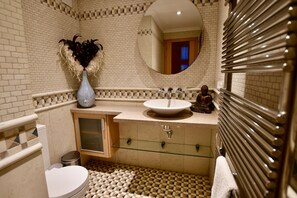 Ensemble douche/baignoire, sèche-cheveux, serviettes fournies