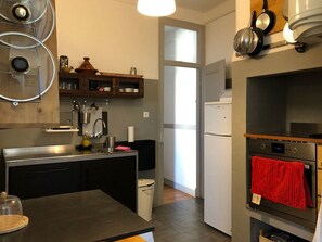 Réfrigérateur, micro-ondes, four, plaque de cuisson