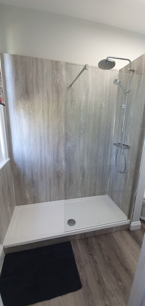 Ensemble baignoire-douche, séchoir à cheveux, serviettes fournies, savon