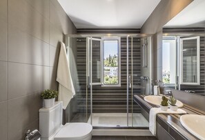 ヘアドライヤー、タオル、石鹸、トイレットペーパー