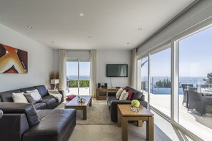 TV - Modern villa with heated privat pool and jacuzzi (Salobreña)