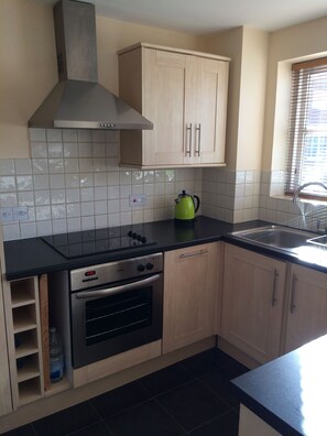 Fridge, microwave, oven, stovetop - Beautiful Kingston apartment (Kingston upon Thames)