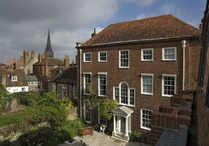 المنشأة من الخارج