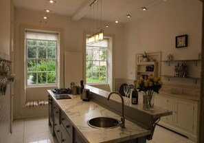 ثلاجة، ميكروويف، فرن، غسالة أطباق