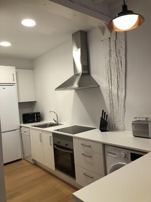 Een koelkast, een magnetron, een oven, een kookplaat