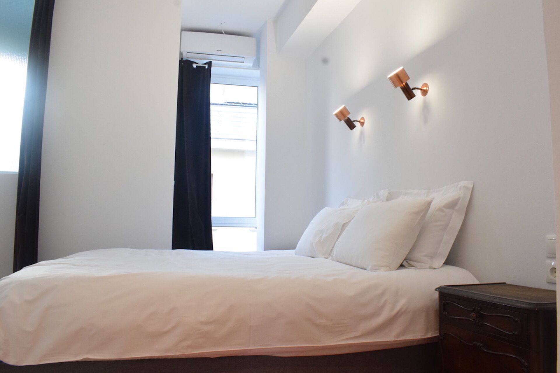 Contemporary 2 bedroom apartment, great views, sleeps 5.