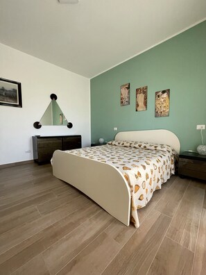 3 habitaciones, tabla de planchar con plancha y cuna de viaje 