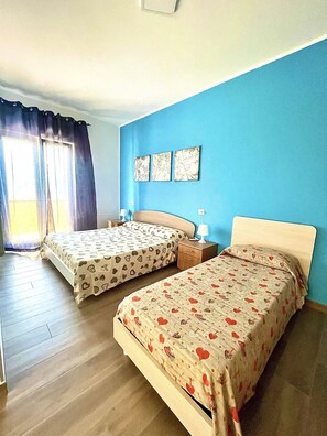 3 dormitoris, planxa i posts de planxar i un bressol de viatge 