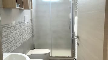 Baignoire, sĂšche-cheveux, bidet, serviettes fournies