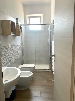 Een bad, een haardroger, een bidet, handdoeken