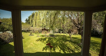 Gran bungalow independiente y jardín dentro del pueblo con pubs y tienda