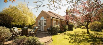 Stor frittliggende bungalow og hage Within Village med puber og butikk