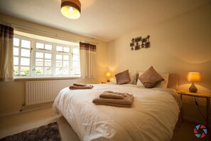 2 عدّة غرف نوم ومكواة/لوح كي وسرير سفر وواي فاي مجانًا