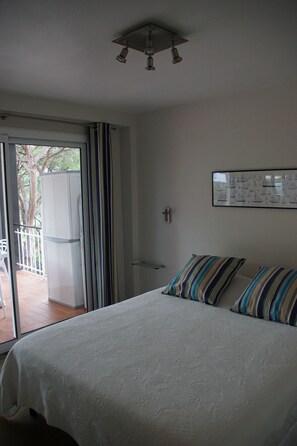 3 slaapkamers, een strijkplank/strijkijzer, reisbedje, gratis wifi