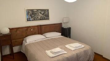 2 Schlafzimmer, Schreibtisch, Bügeleisen/Bügelbrett, kostenloses WLAN