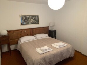 2 Schlafzimmer, Schreibtisch, Bügeleisen/Bügelbrett, kostenloses WLAN