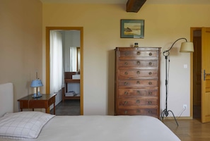 4 habitaciones, tabla de planchar con plancha y cuna de viaje 