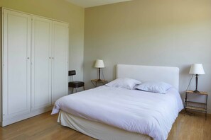 4 makuuhuonetta, silitysrauta/-lauta, vauvan matkasänky, ilmainen Wi-Fi