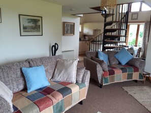 Téléviseur connecté, foyer, lecteur de DVD, livres