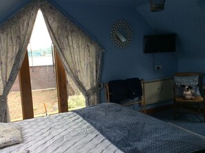 2 bedrooms, iron/ironing board, travel crib, free WiFi - Short breaks avail now !!! 2nights min, log fire,Pets welc,wine /chocs  Inc. (carlisle)