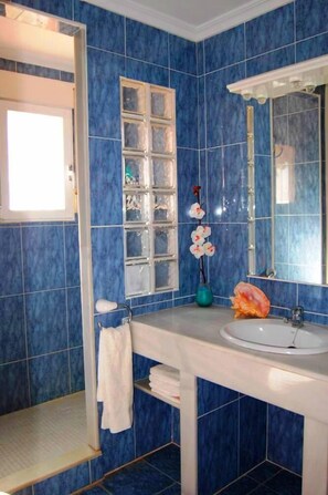 Bruser, hårtørrer, håndklæder, Toiletpapir