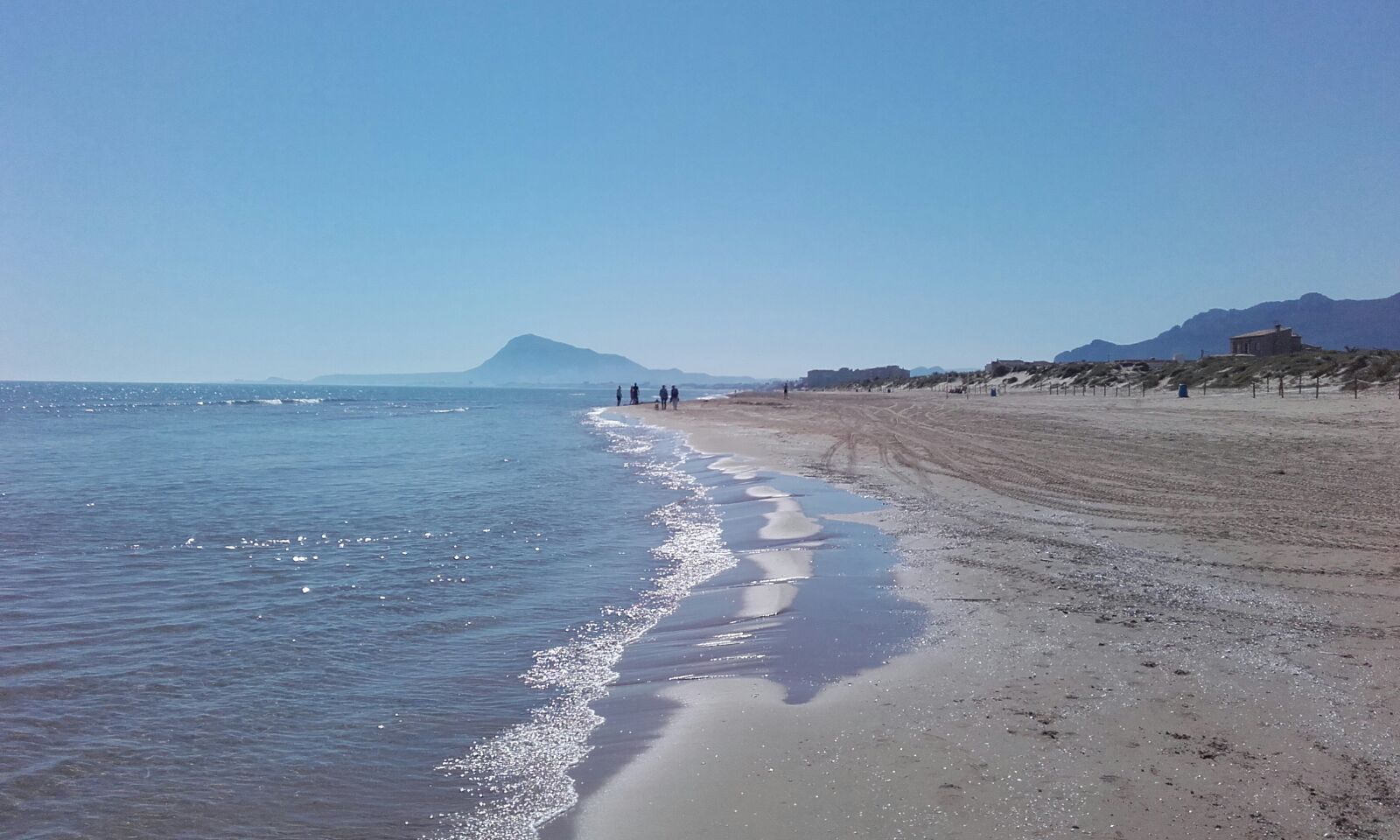 På stranden och solstolar