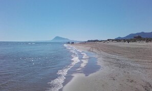 A beach with a clear sky, calm sea, and distant mountains. - House / Villa - Dénia (Dénia)