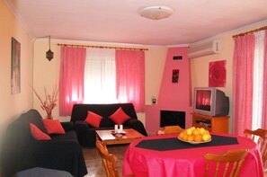 Fernseher, Kamin, Bücher