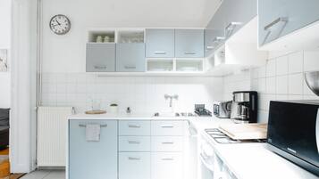 Frigorífico, microondas, horno y placa de cocina