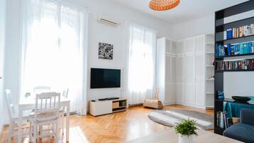 Smart-TV, DVD-Player, Bücher, Musikbibliothek