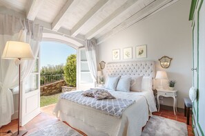 3 bedrooms, in-room safe, iron/ironing board, bed sheets