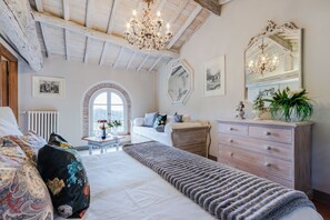 3 bedrooms, in-room safe, iron/ironing board, bed sheets