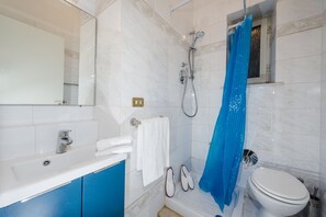 Doccia, asciugacapelli, asciugamani, sapone