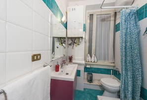 Doccia, asciugacapelli, asciugamani, sapone