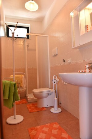 Dusche, Haartrockner, Handtücher, Toilettenpapier