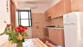 Réfrigérateur, four, plaque de cuisson, bouilloire électrique