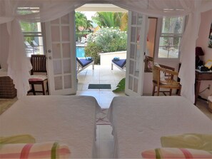 6 makuuhuonetta, tallelokero huoneessa, työpöytä, silitysrauta/-lauta