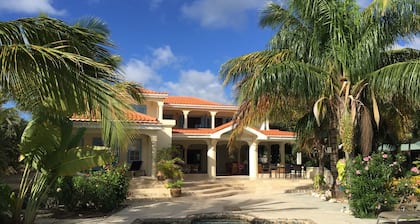 Upea kuuden makuuhuoneen merenrantahuvila, jolta on uima-allas, puutarha ja merinäköala