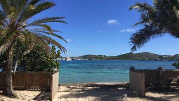 Plage à proximité, chaises longues, serviettes de plage