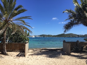 Una spiaggia nelle vicinanze, lettini da mare, teli da spiaggia