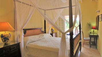 6 slaapkamers, een kluis op de kamer, een bureau