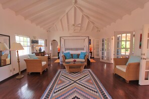 6 Schlafzimmer, Zimmersafe, Schreibtisch, Bügeleisen/Bügelbrett