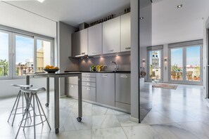 Réfrigérateur, micro-ondes, four, plaque de cuisson