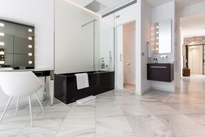 Bathtub, hair dryer, towels, shampoo
