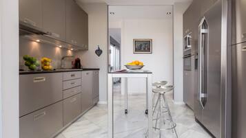 Réfrigérateur, micro-ondes, four, lave-vaisselle