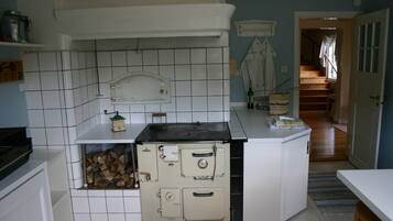 Refrigerador, microondas, lavavajillas y utensilios de cocina