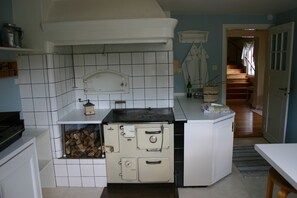 Fridge, microwave, dishwasher, cookware/dishes/utensils - Charming cottage near the sea (Hallstavik)