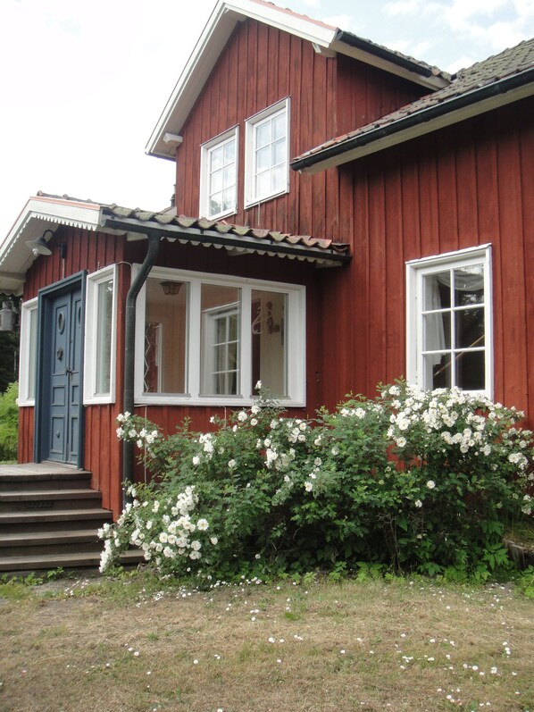 Exterior - Charming cottage near the sea (Hallstavik)